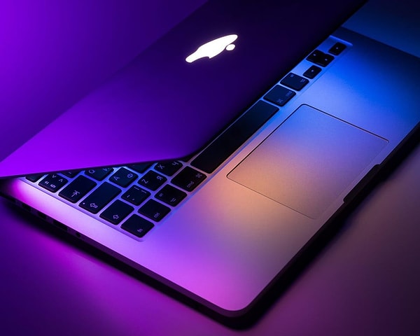 Apple, 2015 yılında 12 inçlik MacBook’u tanıttığında yepyeni bir tasarım anlayışı sunmuştu. Görseli