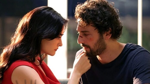 Başrollerinde Birkan Sokullu ve Esra Bilgiç'in yer aldığı "Zamanın Kapıları" dizisi ilk sezonuyla büyük ses getirdi.