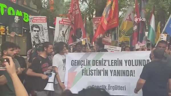 Eylemciler ile polis karşı karşıya geldi. Polis ekipleri bazı eylemcileri gözaltına aldı. Görseli