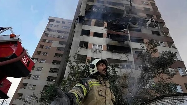 İsrail'in saldırı tehditleri sonrası İran'ın başkenti Tahran'ın merkezinde gece saatlerinde şiddetli patlamalar meydana geldi.