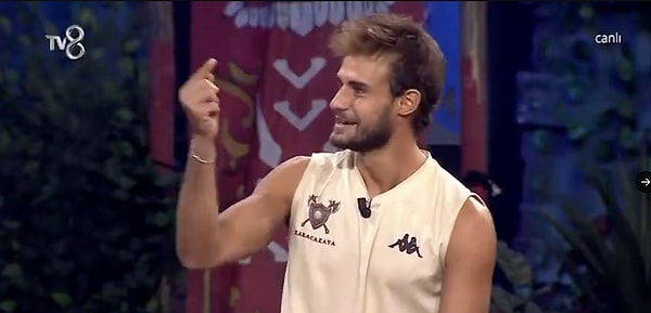Batuhan, Adem ve Volkan'ın yarıştığı yarı finalde tüm yarışmacılar söz alırken sıra Batuhan'a gelince tribünlerden "Yuh" sesleri yükseldi.