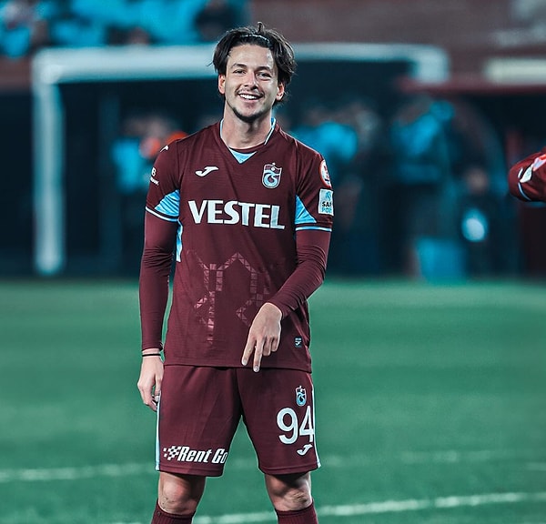 Le footballeur de Trabzonspor, Enis Destan, était fiancé à Arzum Kuruçalı. Cependant, sa mère, Gül Destan, a fait sensation avec ses publications virulentes sur les réseaux sociaux.