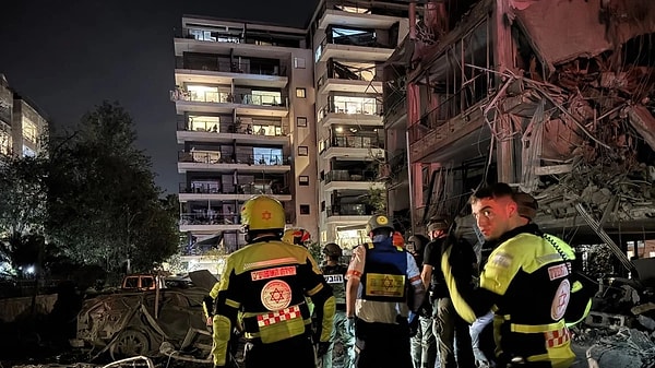 İsrail’in dün gece yarısı başlattığı saldırılarda en az 20 üst düzey komutanını kaybeden İran, İsrail'e misilleme için yüzlerce balistik füze fırlattı. Tel Aviv'de patlamalar yaşandı.