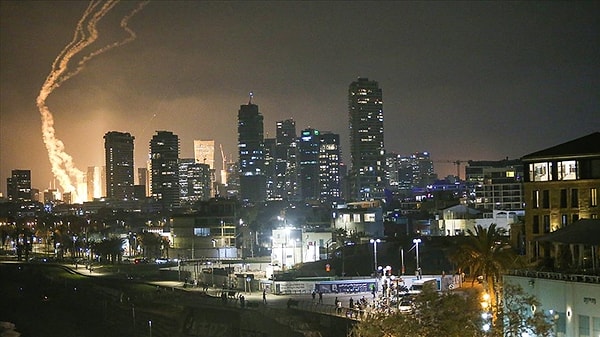 İki dalga halinde 150 füze fırlatan İran, Tel Aviv’deki Savaş Bakanlığı karargahını iki kere vurdu ve görüntülere göre en az iki Demir Kubbe füze savunma bataryasını imha etti.