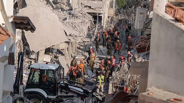 İsrail, 13 Haziran’da İran’ın farklı kentlerindeki nükleer tesisler başta olmak üzere ordunun üst komuta kademesini de hedef olan saldırılar düzenledi. İsrail'in saldırıları sonrası gözler İran'a çevrildi. Görseli