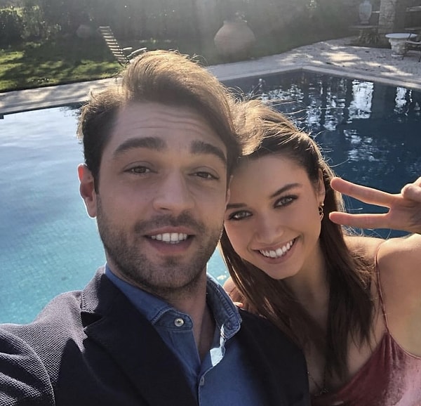 Disney Plus'ın yeni dizisi Pera'nın başrolü olan Afra Saraçoğlu'nun 'Pera' adlı bir influencer’a hayat vereceği belirtilmişti. Görseli