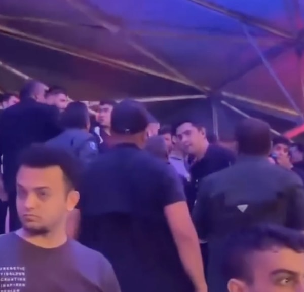 Gergin anlar sadece yarışmacılar arasında yaşanmadı, tribündeki ailelere de sıçradı! Görseli