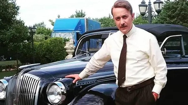 Diziyi bu kadar başarılı kılan şeylerden biri de oyuncuların muhteşem performansı. Özellikle dizinin komiği Semih karakteri ayrıca incelenmeye değer. Görseli