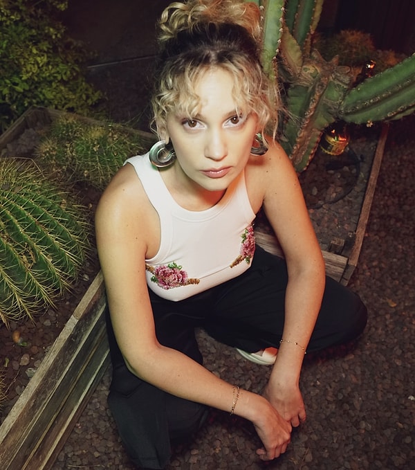 Rol aldığı her yapımla dikkatleri üzerine çekmeyi başaran Farah Zeynep Abdullah ekranların en popüler isimlerinden oldu. Görseli