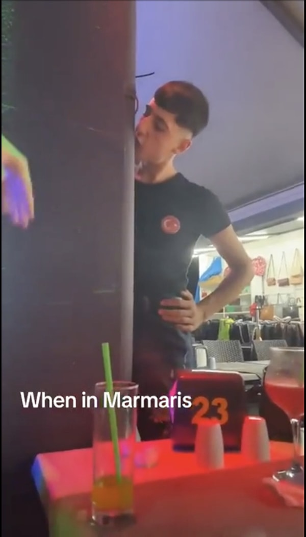 Ancak videoların ardı arkası kesilmiyor. Sosyal medyada yeni yer alan bir videoda Marmaris'teki bir işletme dans eden adamın kadınları taciz eden görüntüleri yer aldı.