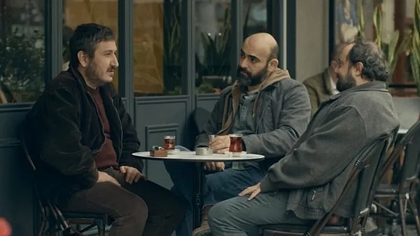 "Geldiler, iki kahve var." Acaba kimlerin kahvesi?
