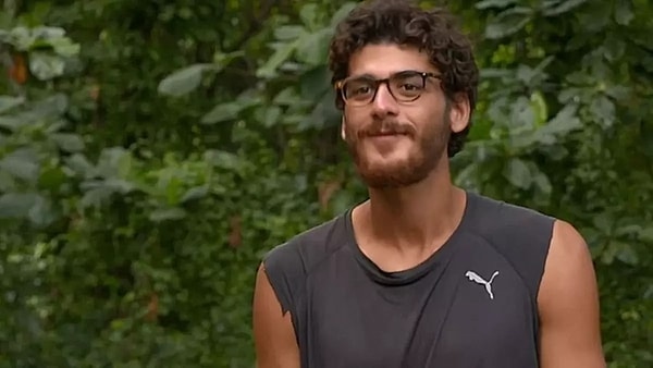 Survivor yarışmacılarından Yiğit Poyraz'ı muhakkak tanırsınız. Görseli