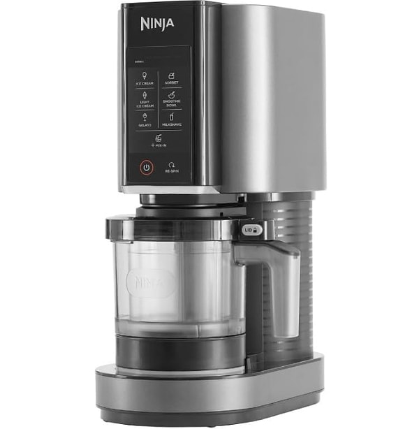 Ninja CREAMi 7 in 1 Dondurma Makinesi, mutfağında sınır tanımayanlara özel bir lezzet sihirbazı! “Benim tarifim, benim kıvamım, benim tatlım” diyenler için tasarlanmış bu cihaz; klasik dondurmalardan fit tatlılara, bol meyveli smoothie bowllardan serinleten sorbetlere kadar her isteğe anında karşılık veriyor. Peki öne çıkan özelliklerine nelerdir?