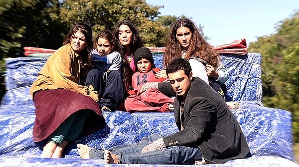 20. Star TV'nin sevilen dizisi Sahipsizler, sette küfür ve öfke patlaması kriziyle gündeme geldi.