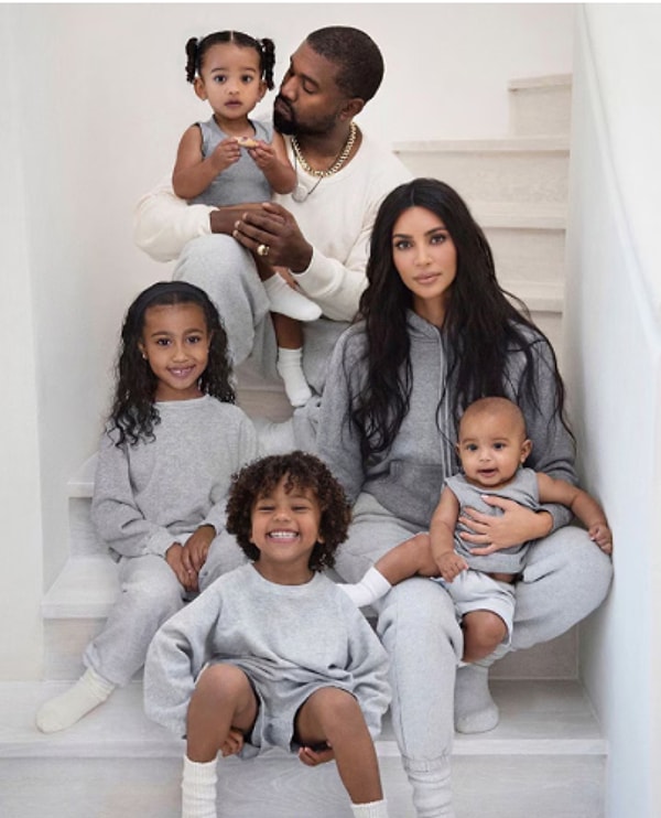 Kardashian-Jenner ailesi, sadece estetikleriyle değil; medya stratejileri, moda anlayışları ve adlarını manşetlerden düşürmeyen cesur çıkışlarıyla tüm dünyanın radarına girdi. Görseli