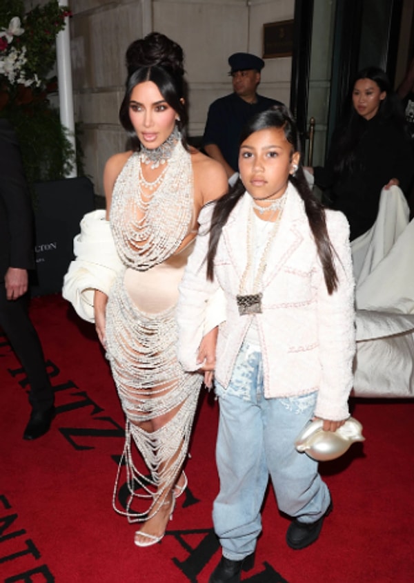 Kim Kardashian öncülüğünde başlayan bu şöhret dalgası, kısa sürede tüm aile fertlerini resmen dünyaca tanınan isimlere dönüştürdü.