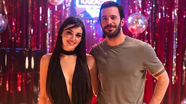 Barış Arduç ve Hande Erçel ikilisi bu defa Disney Plus'ta yayınlanan Aşkı Hatırla dizisinde bir araya geldi. Görseli