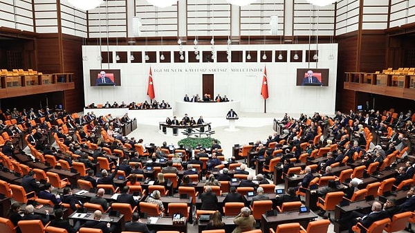 TBMM Genel Kurulu'nda, Bazı Kanun ve Kanun Hükmünde Kararnamelerde (KHK) Değişiklik Yapılmasına Dair Kanun Teklifi'nin ilk 6 maddesi kabul edildi.