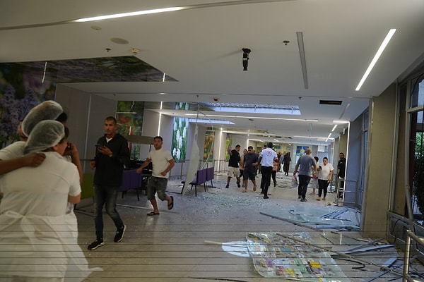 Füze saldırısında hastane de vurulduğu iddia edilmişti. Ancak İran'ın saldırılarında bir hastanenin yakınındaki İsrail Ordusu Güney komuta karargahı hedef alındı, saldırıdan hastane de etkilendi.