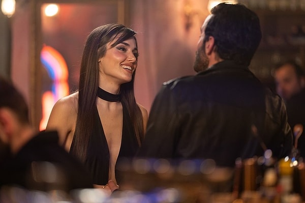 Rüzgara Bırak filmindeki müthiş uyumlarıyla gündemden düşmeyen Hande Erçel ve Barış Arduç'un yeni dizisi yayınlandı. Görseli
