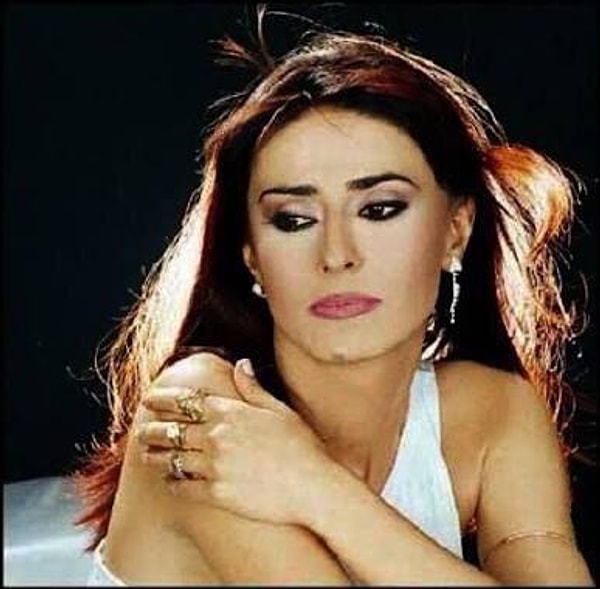 Deli dolu halleri, dansları, o kimsede olmayan sesi ve kendine has büyüsüyle Yıldız Tilbe’yi mutlaka tanıyorsunuzdur. Görseli
