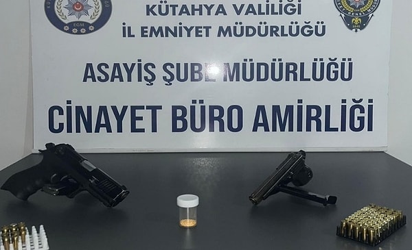 Altın aramada da kullanılan radyoaktif maddenin yaklaşık 70 milyon dolar değerinde olduğu belirtildi. Yakalanan sürücü B.G.'nin Yeni Mahalle'deki evinde yapılan aramalarda ise 2 adet ruhsatsız tabanca ve 63 adet fişek bulundu. Görseli