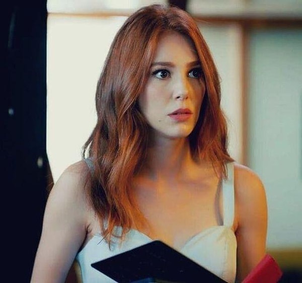 Öyle Bir Geçer Zaman ki, Kurt Seyit ve Şura gibi birçok dizide rol alan Elçin Sangu'nun yıldızı Kiralık Aşk'la epey parlamıştı. Görseli