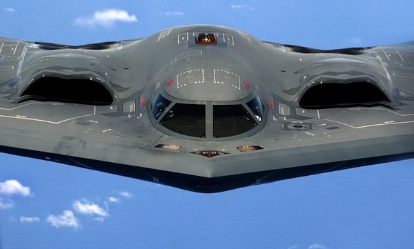B-2 Spirit’in en dikkat çekici özelliği radar sistemlerinden neredeyse tamamen kaçabilen “stealth” yani görünmezlik teknolojisidir. Görseli