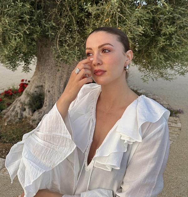 Burcu Özberk hat auf ihrem Social-Media-Konto einen weiteren Beitrag veröffentlicht, der kürzlich zum Trend wurde.
