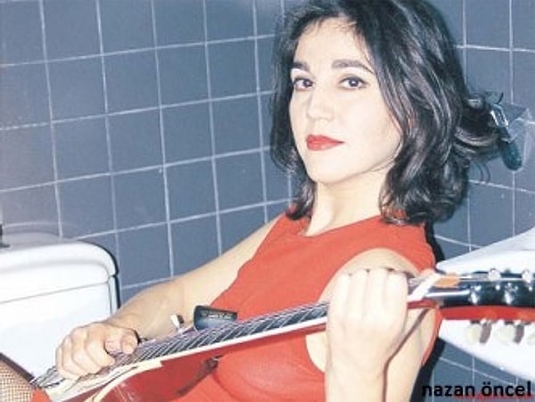 İlk gitarını 12 yaşında aldı