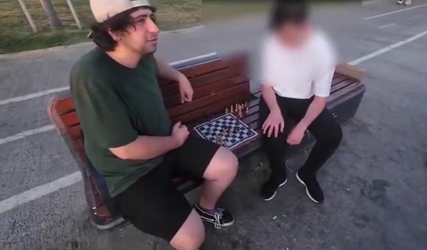 Önce gençleri korkutmaya çalışması da dikkatlerden kaçmadı.