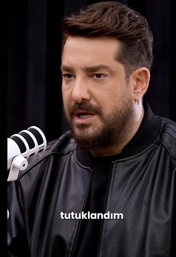 Arem Özgüç ve Arman Aydın'ın Hitmakers programına konuk olan Enis Arıkan, Benimle Söyle adlı şarkı yarışmasını sunarken başına gelenlerden bahsetti.