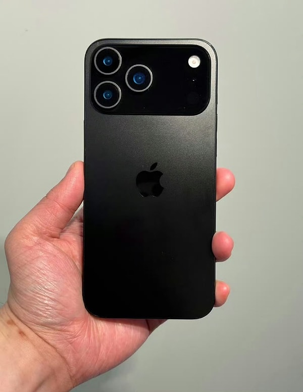 Sonbaharda piyasaya çıkması beklenen Apple’ın yeni modeli iPhone 17’nin tasarımı sosyal medyada sızdırıldı.