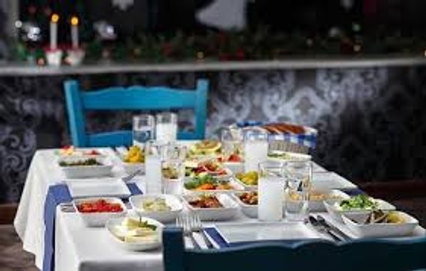 2500 TL'lik lahmacun olmasa da, eskiden dışarıda yemek yiyip bir şeyler içmek bizi bu kadar sarsmıyordu. Şu an güzel bir akşam yemeği yemek için kredi çekecek durumdayız. Görseli