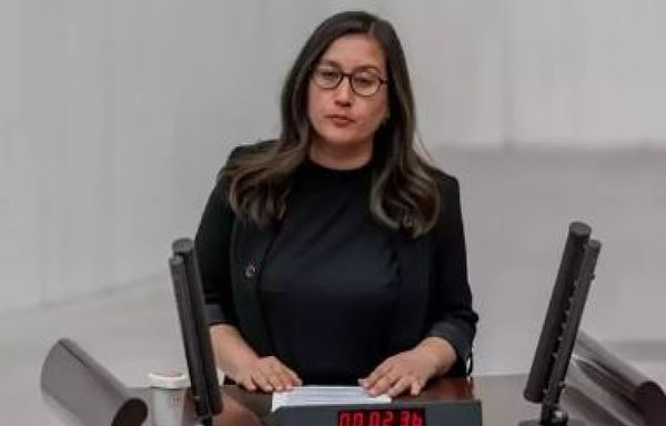 Kürtçe bela sonrası Meclis'te artan gerginlik ortamında DEM Parti Grup Başkanvekili Gülistan Kılıç Koçyiğit ise Çömez’e karşı çıktı. “Kürtçe bu ülkenin bir dili. Önemli olan kullanılan dil değil, kullanılan sözün uygunluğudur” açıklamasını yaptı.