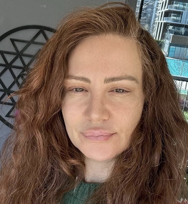 Kıraç’ın, aşkını şarkı aracılığıyla itiraf ettiği bu dönemde, Ayşe Şule Bilgiç oldukça şaşkın.