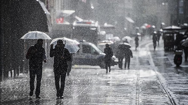 Açıklamanın devamında, Çanakkale, Balıkesir, Bursa ve Bilecik ile Kuzey ve Kıyı Ege'de (İzmir, Aydın, Manisa ve Kütahya ile Muğla'nın kuzeyi) kuzey yönlerden kuvvetli rüzgar ve fırtınanın beklendiği bildirildi.