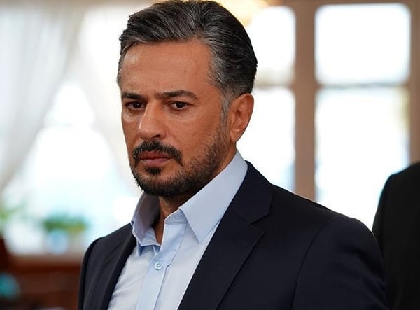 Sezen Aksu, Sertab Erener, Nilüfer gibi isimlerin vokalistliğini yaptıktan sonra, 1998’de İbret‑i Alem albümüyle büyük çıkış yakalayan Emre Altuğ, Türk müziğinin sevilen isimlerinden biri.