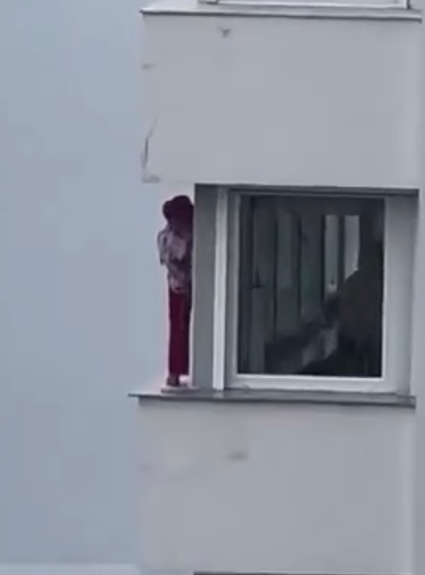 Kadının eve temizlik için gelmiş olabileceği düşünüldü.