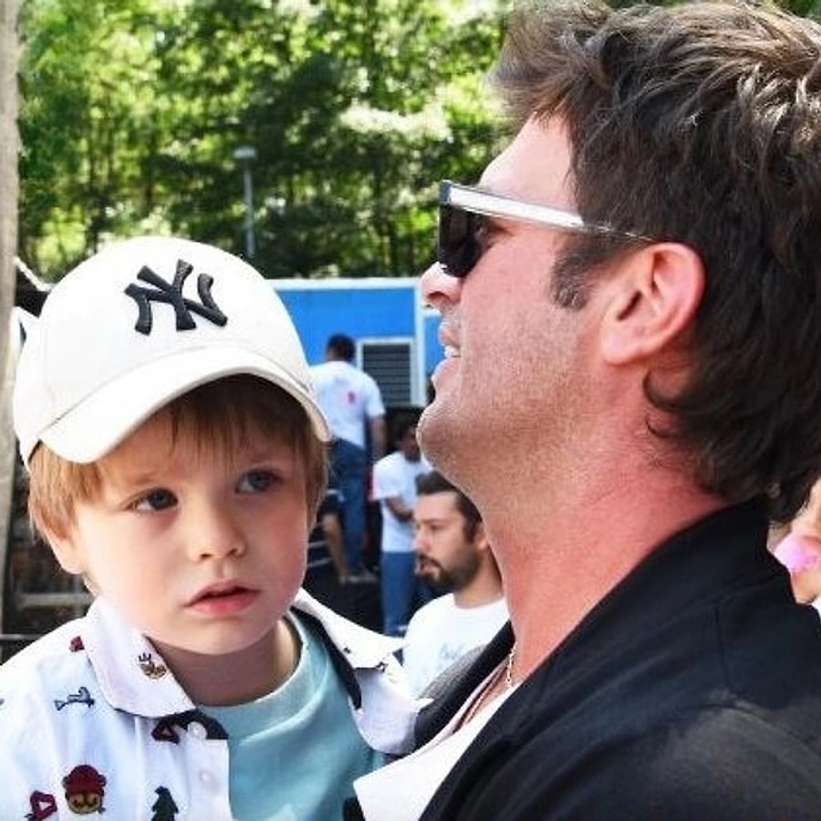 Karizmas�n� Babas�ndan Stilini Annesinden Alan Kurt Efe Bu Kez Kombiniyle Hayran B�rakt�