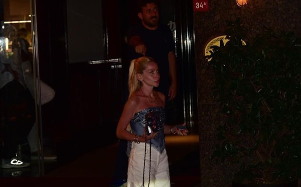 Gece saatlerinde otelden birlikte ayrılan ikiliyi gören otel görevlileri, içeride basın mensuplarının olduğunu söyleyince ortalık karıştı!