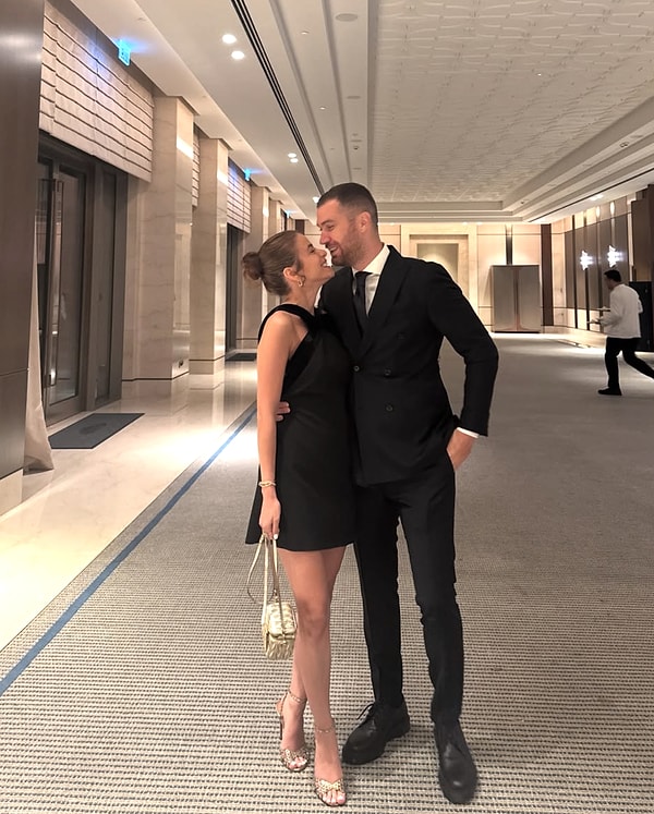 Le couple, qui a récemment assisté main dans la main au mariage légendaire de la sœur d'Oğulcan Engin, Elif Engin, à Çorum, a continué ses vacances à Çeşme après le mariage.