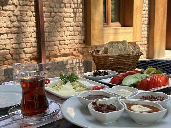 8. Livadi Cafe Restoran