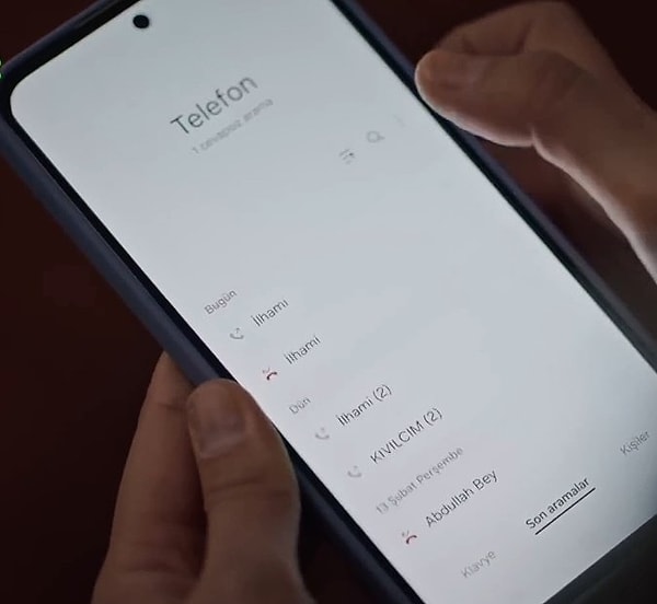 Kızılcık Şerbeti'nin 3. sezonunu seyreden bir seyirci, Nursema ve İlhami ilişkisini izlediğimiz bölümlerde Nursema'nın telefonundaki ufak detayı gözüne kestirmiş.