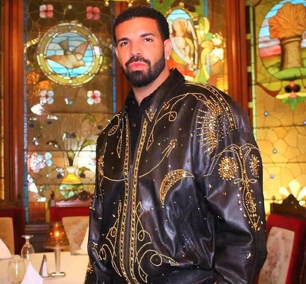 Drake’in çalkantılı hayatı sadece sahne ışıkları ve başarılarla değil, aynı zamanda ilişkileri ve kavgalarıyla da meşhur bildiğiniz gibi.