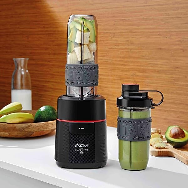 Mutfakta yer kaplamayan kompakt tasarımı, kullanımı kolay özellikleri ve güçlü motoru ile dikkat çeken bu ürün, kısa sürede meyve ve sebzeleri mükemmel bir smoothie'ye dönüştürüyor.