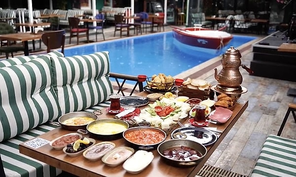 5. Haraptar Cafe 1985