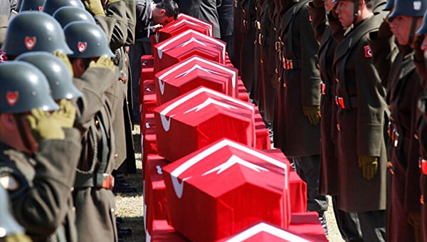 Milli Savunma Bakanlığı, operasyon sırasında bir mağarada metan gazına maruz kalan 12 askerimizin şehit olduğunu duyurdu.