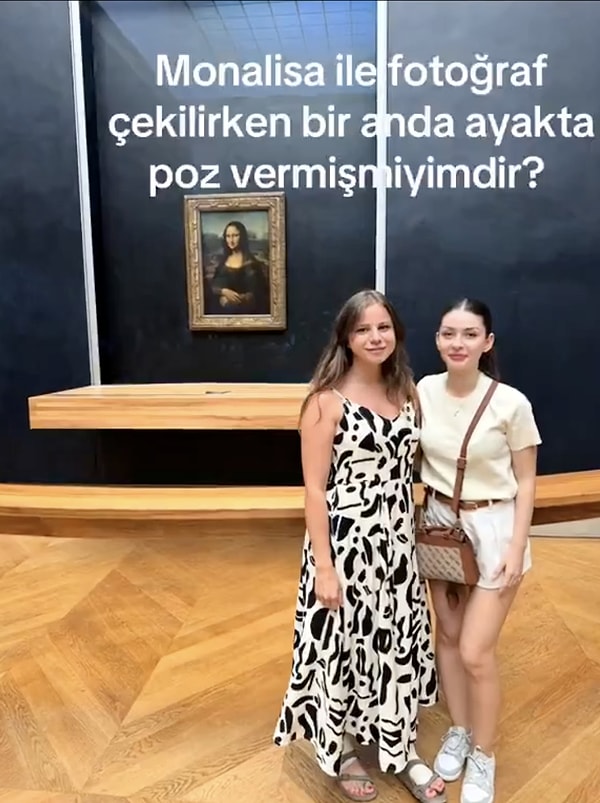 Mona Lisa'nın önüne geldiğinde ise bir anda ayağa kalkıp poz verdi.