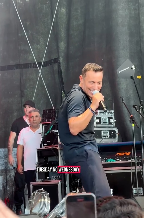 Pop müziğin efsane ismi Mustafa Sandal, sahne enerjisiyle yine olay yarattı! Son konserinde söylediği “Pazara Kadar” şarkısında yaptığı dans figürleri sosyal medyaya damga vurdu.